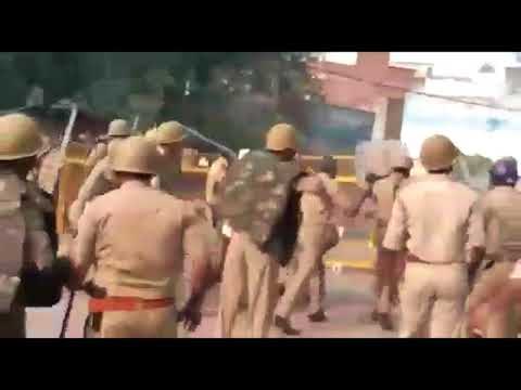 यूपी में शिक्षामित्रों का पथराव, पुलिस की लाठीचार्ज और फायरिंग में 30 घायल