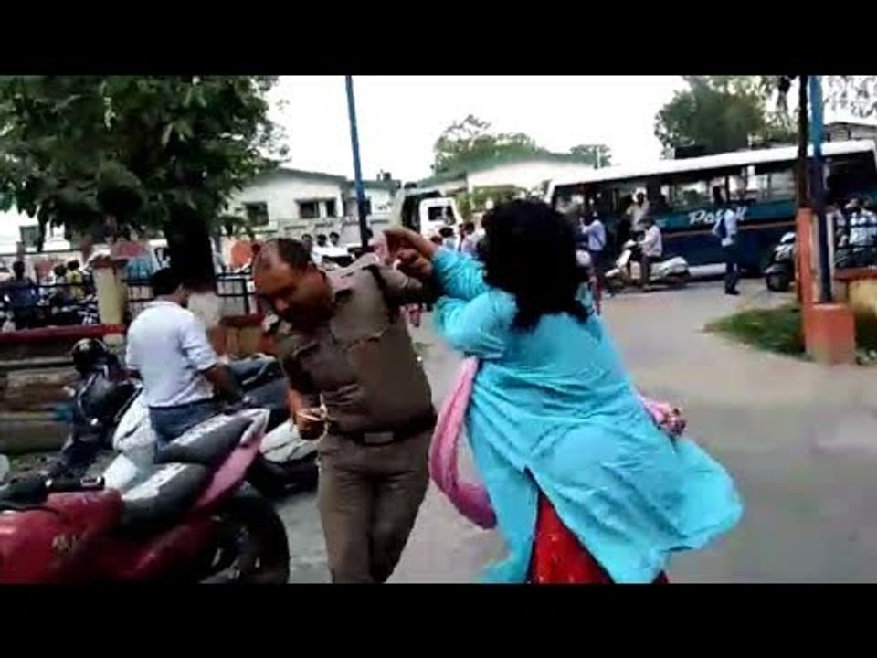 यूपी की महिला जज ने पुलिसकर्मी को जड़े थप्पड़ I...