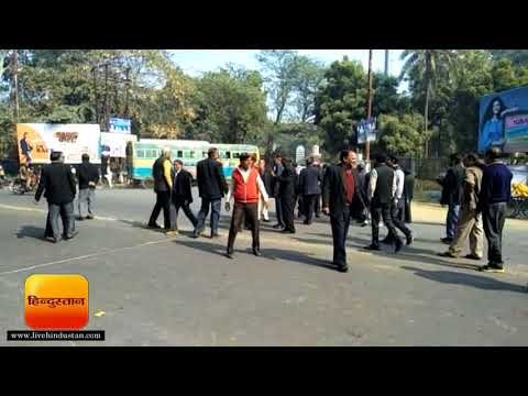 अलीगढ़ में वकीलों का प्रदर्शन, सड़क पर लगाया जाम, तीसरे दिन भी हड़ताल जारी