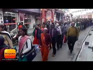 Tải video: अल्मोड़ा में नौकरी की मांग को गुरिल्लों ने जुलूस निकालकर किया प्रदर्शन