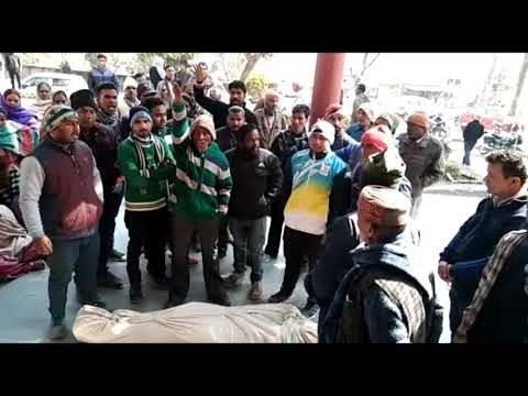 दसवीं के छात्र की हत्या के बाद एसडीएम दफ्तर पर शव रखकर प्रदर्शन