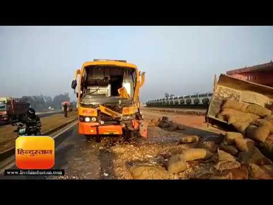 उत्तर प्रदेश समाचार II बस हाईवे पर आलू भरे ट्रै...