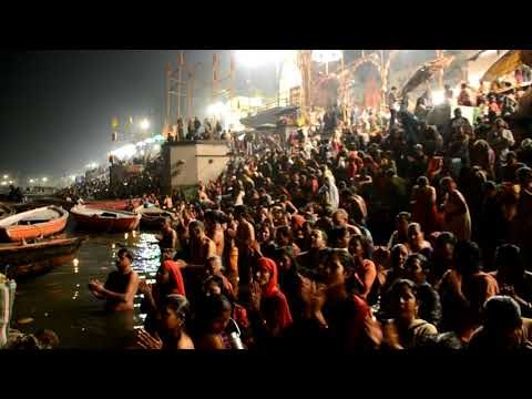 यूपी समाचार II चंद्रग्रहण खत्म होते ही गंगा में हजारों श्रद्धालुओं ने लगाई डुबकी