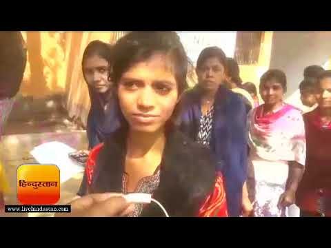 बिहार,गया : पहली पाली की परीक्षा देकर निकलती छात्रा II Bihar Board Intermediate Exam 2018