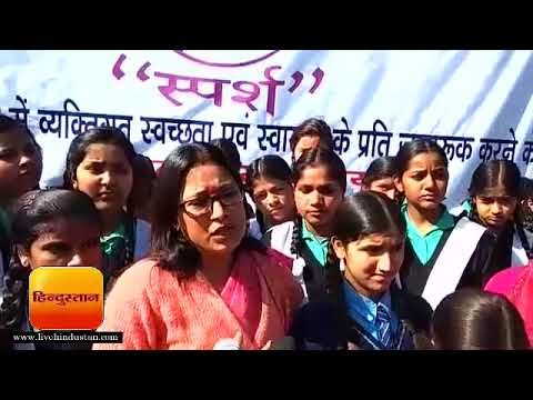 देहरादून में सरकारी स्कूल की लड़कियों को फ्री में दिखाई गई फिल्म ‘पैडमैन’, मंत्री ने भी साथ में देखी