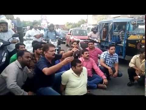 हरिद्वार में ग्राहकों के चालान काटने पर भड़के व्यापारी, लगाया जाम