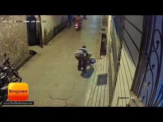 उत्तर प्रदेश समाचार II बेरहम बेटे ने मां को सड़क पर घसीटकर पीटा