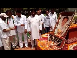 People pay tripute to Rajiv Gandhi's in historic Anand Bhawan