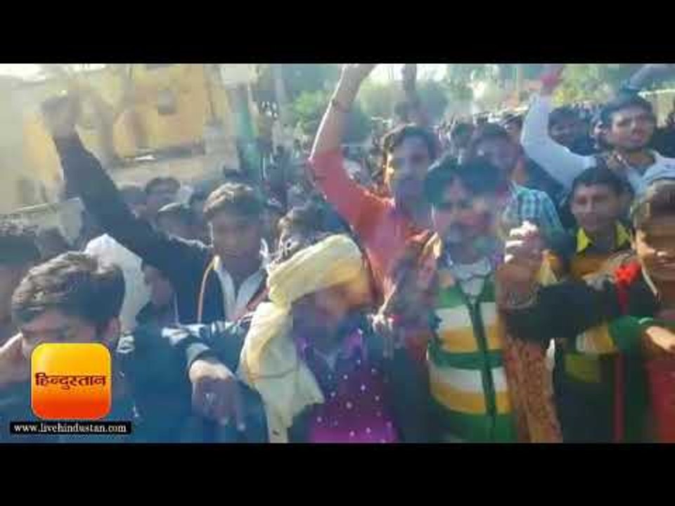मथुरा गोवर्धन में 70 रिक्शा चालकों का हंगामा, जमकर हुई नारेबाजी