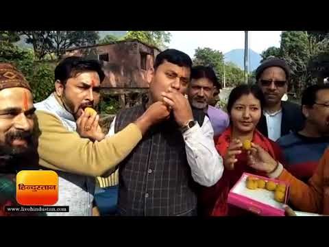 हल्द्वानी में भाजपा नेताओं ने स्कूली बच्चों के साथ मनाया मुख्यमंत्री का जन्मदिन