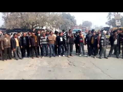 एफआईआर दर्ज होने से गुस्साए वकीलों ने जाम किया गोंडा-लखनऊ रोड