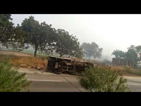 वाहन पलटा तो मच गयी शराब लूटमार, देखिए कहां II People looted wine, Kanpur