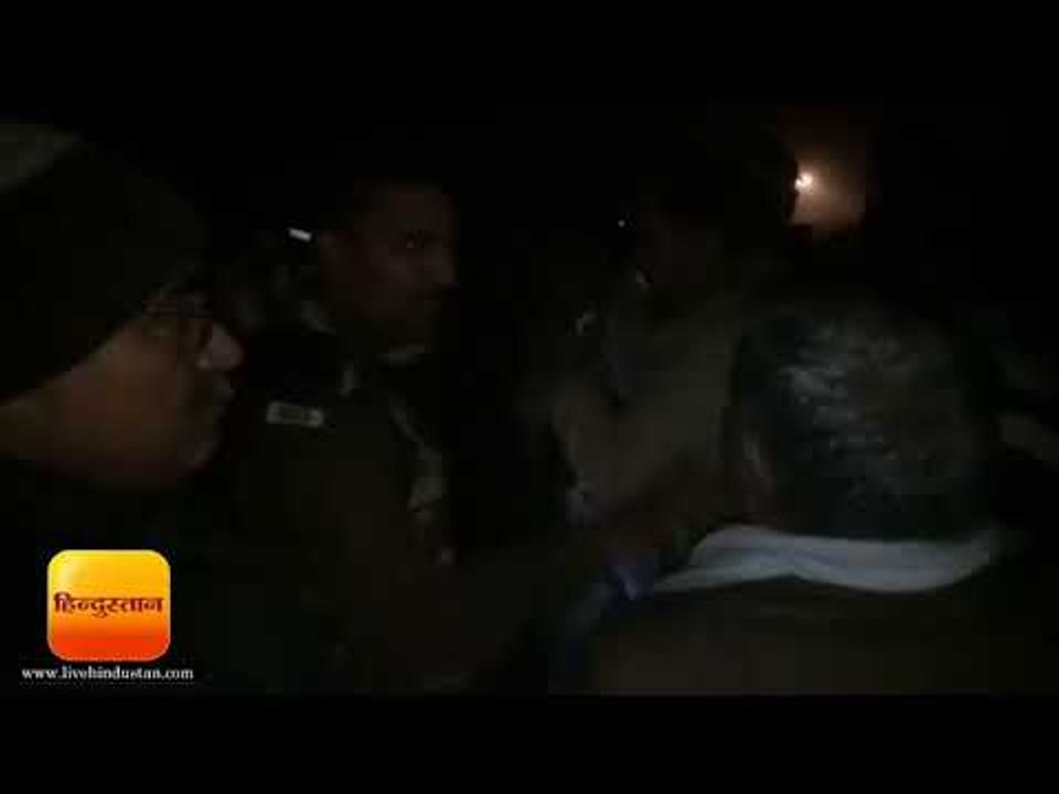 दबंगई देख ग्रामीणों ने पुलिस कर्मियों को दौड़ाया, पीआरवी वैन तोड़ी