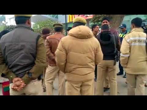 कड़ी सुरक्षा के बीच काशी के मल्टीप्लेक्स में रिलीज हुई 'पद्मावत'