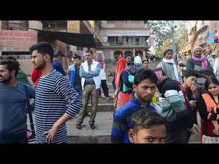 दक्षिण कोरिया से आए किम ने गंगा घाट पर बजाया गिटार