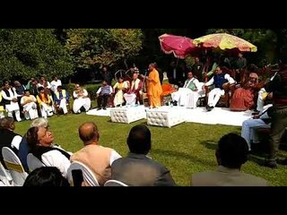 इलाहाबाद पहुंचे सीएम योगी, प्रबुद्धजनों के साथ की बैठक