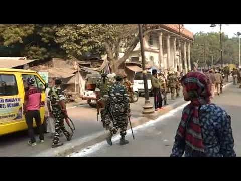 निकाय चुनाव: वाराणसी में मतदान केंद्रों पर मतदाताओं की लगी लाइन