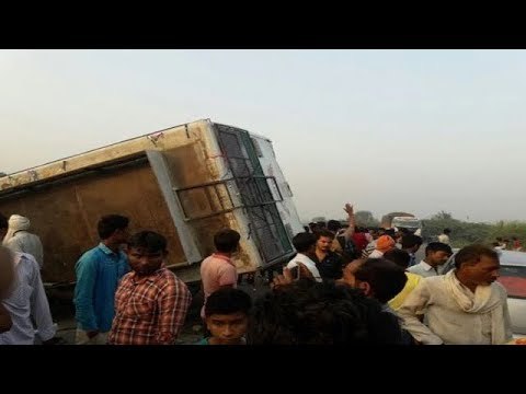 इटावा: भरथना बिधूना के बीच बस पलटी, डेढ़ दर्जन यात्री घायल