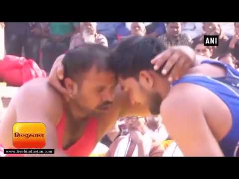 वाराणसीः गंगा के घाट पर पहली बार महिलाएं लड़ रही हैं कुश्ती