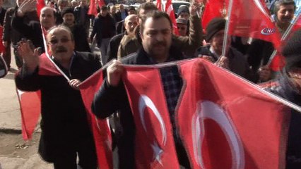 Gönüllü askerlik için başvuru yapan mahalleliyi Albay karşıladı