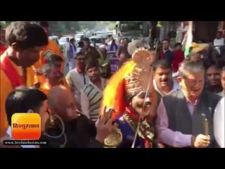 सोनिया गांधी के जन्मदिन पर बधाई देने पहुंचे हरीश रावत ने बजायी ढपली