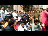 हमलावरों की गिरफ्तारी की मांग को लेकर यूपी कॉलेज में धरने पर बैठे छात्र