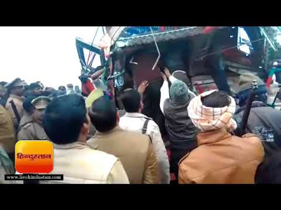 ताज़ा समाचार || अलीगढ़ में हाइवे पर भिड़े दो दर्...