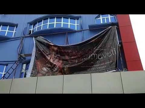 मिजार्पुर में पद्मावत के स्थान पर पद्मावती का पोस्टर लगाया