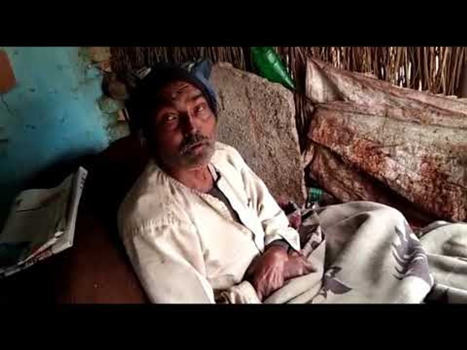 कंधे पर वृद्ध को लेकर पहुंचे अस्पताल