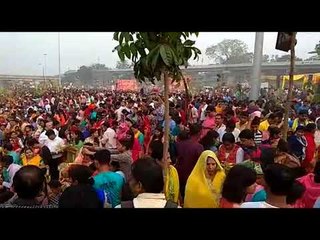 गोमती तट पर पूजा को उमड़े श्रद्धालु