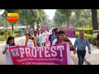 दिल्ली: 7वें वेतन आयोग को लेकर भूख हड़ताल पर बैठे AIMS के 2000 रेसिडेंट डॉक्टर्स