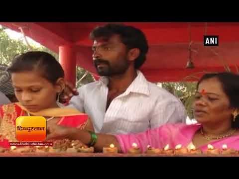 इस मंदिर में मनाया जाता है 'फुटवियर फेस्टिवल', यहां लोग पेड़ पर चढ़ाते हैं चप्पलें