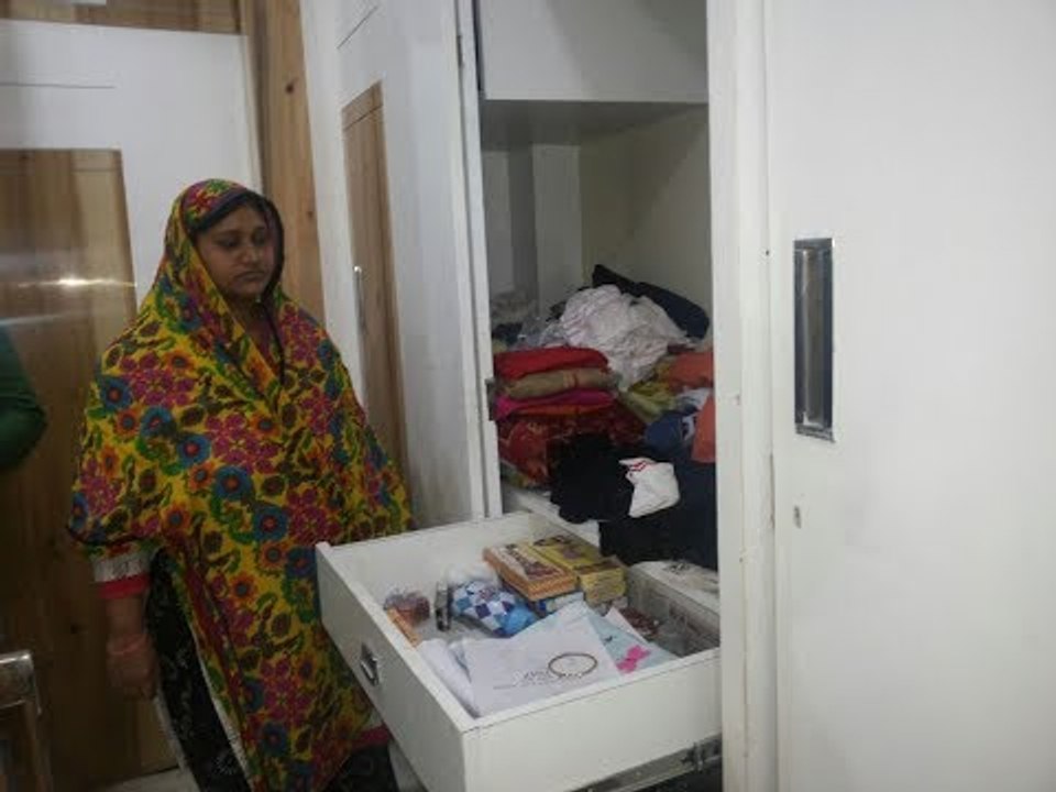 मथुरा में दिनदहाड़े घर में घुसकर लाखों की लूट II Robbers entered in the house and looted in Mathura