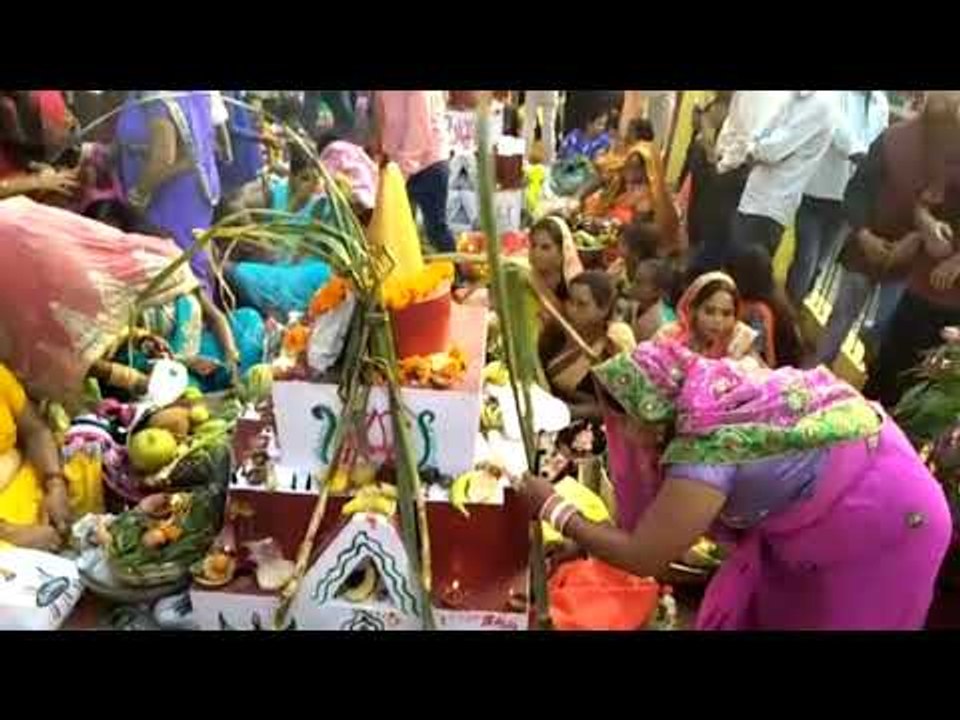 हल्द्वानी में छठ महापर्व पर व्रतियों ने अस्त होते सूर्य को दिया अर्घ्य