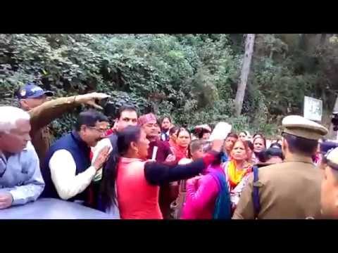 सीएम के ओएसडी को करना पड़ा आशा वर्करों के गुस्से का सामना