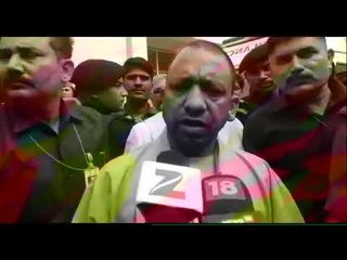 पीजीआई में मुख्यमंत्री योगी आदित्य नाथ घायल मरीजों से मिले