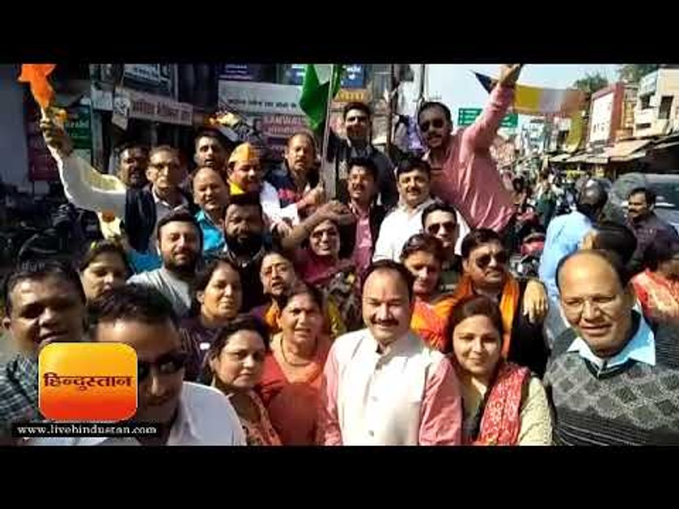 भाजपा कार्यकर्ताओं ने नोटबंदी और जीएसटी के समर्थन में फूल बांटे II Haldwani Hindi News