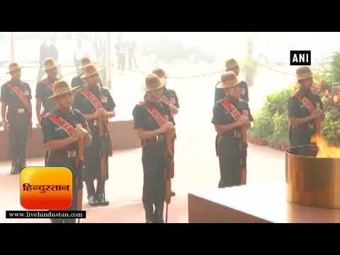 प्रिंस चार्ल्‍स, अमर जवान ज्‍योति पर शहीदों को दी श्रद्धांजलि II Prince Charles, India