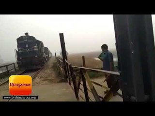 Скачать видео: देवरिया में एक ऐसी भी ट्रेन है जो टमटम की तरह चलती है II Barhajiya train is Deorias  Tamtum