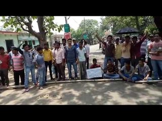 Student came on road for the electricity in Pakur Dhanbad