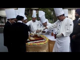 नैनीताल के होटल मनु महारानी में केक मिक्सिंग समारोह