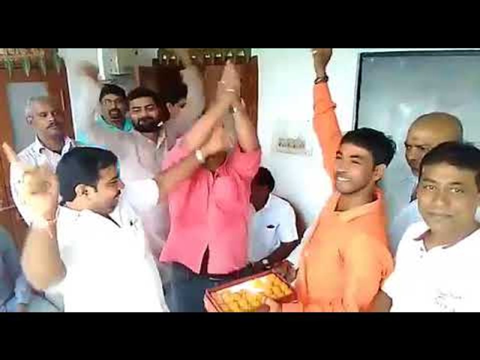शिवप्रताप के घर मन रहा जश्‍न, ढोल-नगाड़े की धुन पर नाचे समर्थक