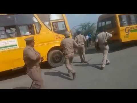 बस ने छात्रों को रौंदा, साथी छात्रों ने किया स्कूल पर हमला