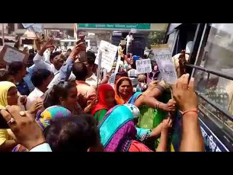 इलाहाबाद:योगी से मिलने जा रहे सौ से ज्यादा शिक्षा मित्र हिरासत में II shiksha mitra in allahabad