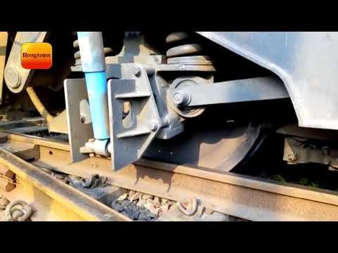 दहशत : काशी विश्वनाथ का इंजन पटरी से उतरा II Kashi Vishwanath engine derailed in new Delhi