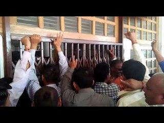 अल्मोड़ा विकास भवन में ग्राम प्रधानों की तालाबंदी, पुलिस से झड़प