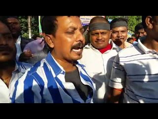 बालू-गिट्टी और सीमेंट-छड़ व्यवसायियों ने कलेक्ट्रेट में किया प्रदर्श