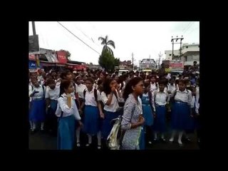 Скачать видео: हरदोई में हाईवे पर छात्राओं का बवाल II Girls student jammed highway in Hardoi,kanpur