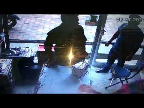 A thief robbed laptops from a shop in Gorakhpur, incident caught in CCTV Camera