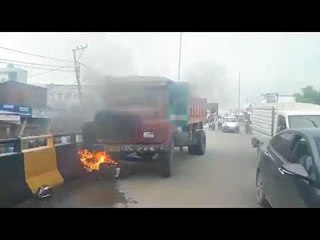 फ्लाईओवर पर ट्रक से टक्कर के बाद धू-धू कर जली बाइक